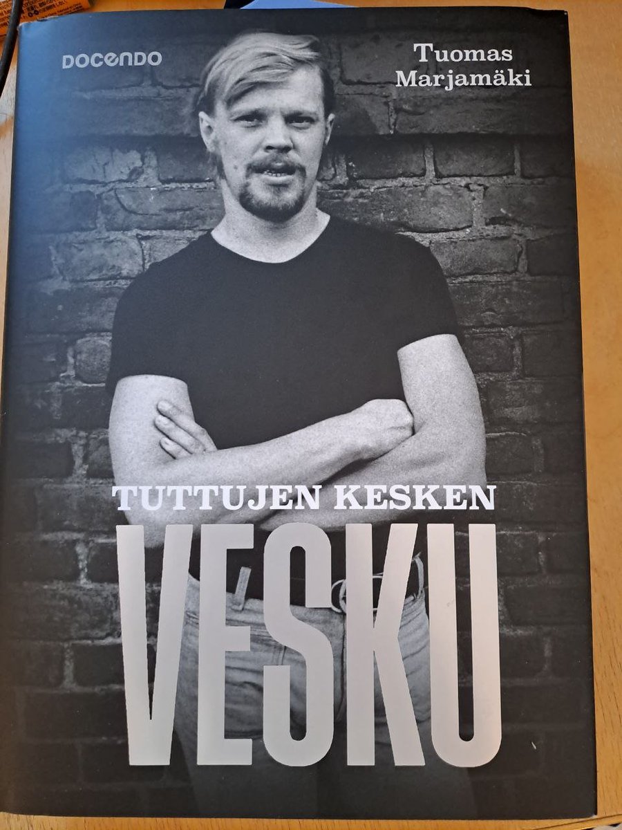Käsissä vihdoin <a href="/TuomasMarjamaki/">Tuomas Marjamäki</a> ja <a href="/DocendonKirjat/">Docendo</a>  Vesku!