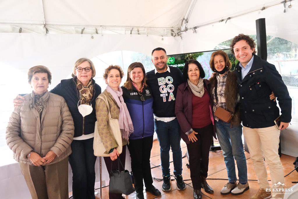 OscarRamosCal's tweet photo. 💪🏼 ¡Seguimos cumpliéndole a la comunidad! 🍃 El Parque Urbanización El Chicó hace parte de la estrategia del @IDRD, @GobiernoBTA y los Fondos de Desarrollo Local #100ParquesComoNuevos, que mejorará y revitalizará ✨ el espacio público de la ciudad. https://t.co/bcwuuusneT