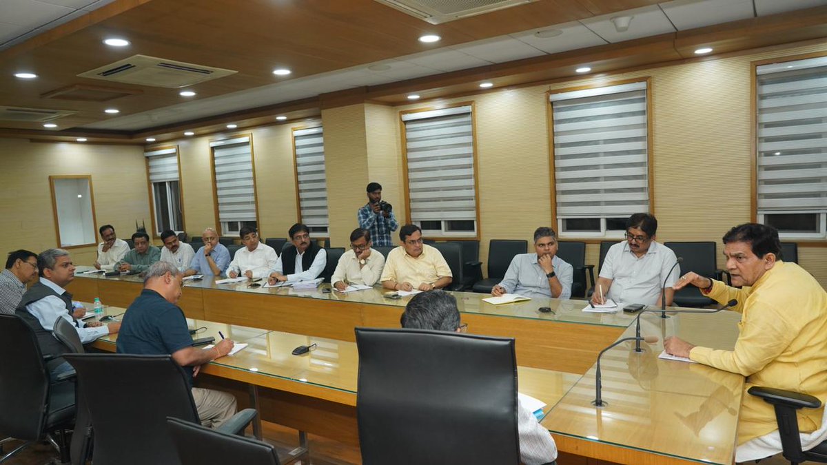 विद्युत कर्मचारी संघर्ष समिति के आंदोलनात्मक रवैये से लोगों को विद्युत सम्बंधित तकलीफ़ न पड़े इसलिए स्थानिक, ज़िला, डिस्कॉम एवं राज्य स्तर पर व्यवस्था खड़ी की गई।

शक्तिभवन में कंट्रोल रूम सक्रिय कराया।वरिष्ठ अधिकारियों को निश्चित ज़िम्मेदारियाँ सौंपी।

<a href="/UPPCLLKO/">UPPCL</a> <a href="/myogiadityanath/">Yogi Adityanath</a>