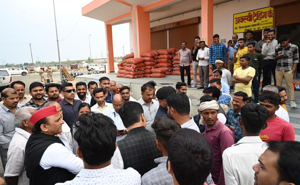yadavakhilesh tweet picture