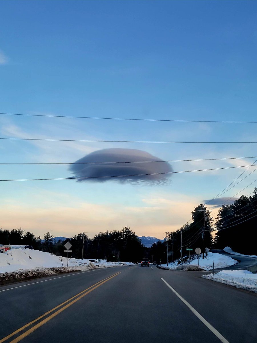 Ted_WMTW's tweet photo. Lenticular cloud stunning morning commuters in NH this morning
📸 Kristen McKinnon https://t.co/oRaZh6BC00