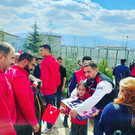 GkhanAKYILDIZ's tweet photo. Bursa'dan @Kalbiselim16 Derneğimize ve Eskişehir'den @ihhinsaniyardim ekibimize "Oyuncak Kardeşliği"ne verdikleri destekten dolayı teşekkür ederiz 🇹🇷

#ÇocuklarGülerseTürkiyeGüler 🇹🇷 https://t.co/9cYmlfRQha