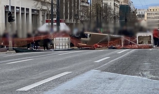 Οδοφράγματα έξω απο την πρυτανεία . Έρχεται η αύρα