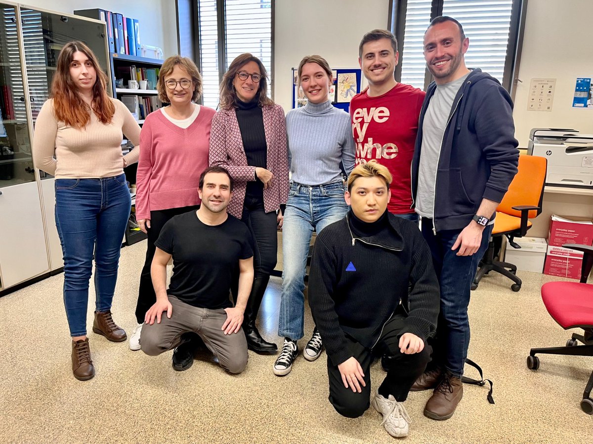 STeL_UB's tweet photo. La colla de l'STeL @STeL_UB @UbLinguistica  @FilComUB : @mtauledelor @montsenofre @xabb @eraimmu @schmeissernieto Alejandro, Max, Júlia. Hi falten la Toni Martí, la @MireiaFarrus , la Francesca Wright i la Laura Tañà https://t.co/gUwgXbHmsm