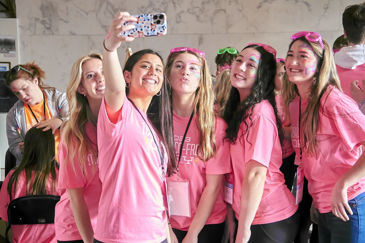 WV_RAZE's tweet photo. #ThrowbackThursday to this year's #TobaccoFreeDay! We loved seeing everyone dance it out in neon. #RazeWV https://t.co/rQQbPX8YNd