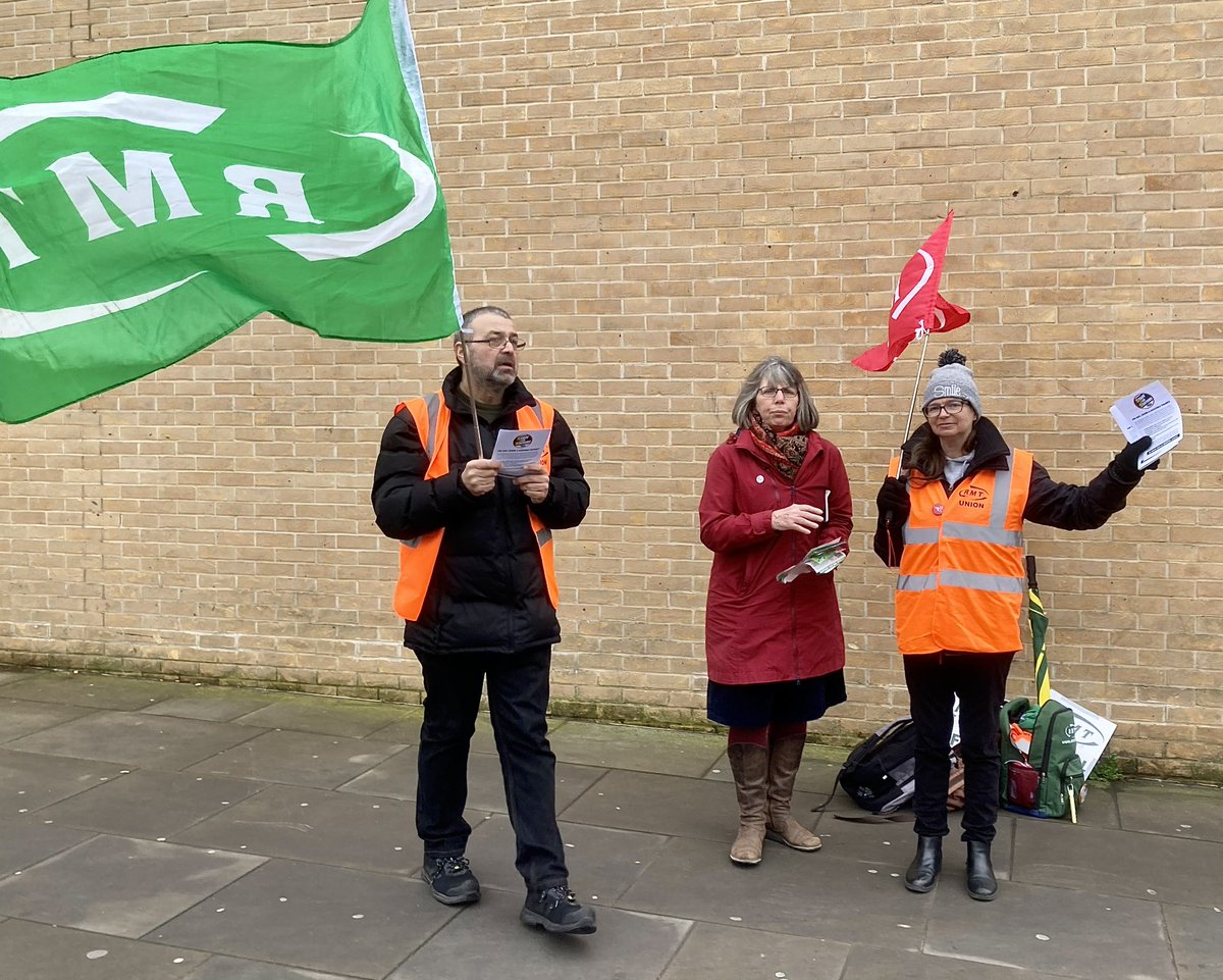 Proud to join the @RMTunion picket line at #Oxford Train Station this morning with supervisor Zanne. Rail workers are not taking strike action lightly. They are defending passenger safety, their working conditions, jobs and pay. 
#railstrike #RMTSolidarity