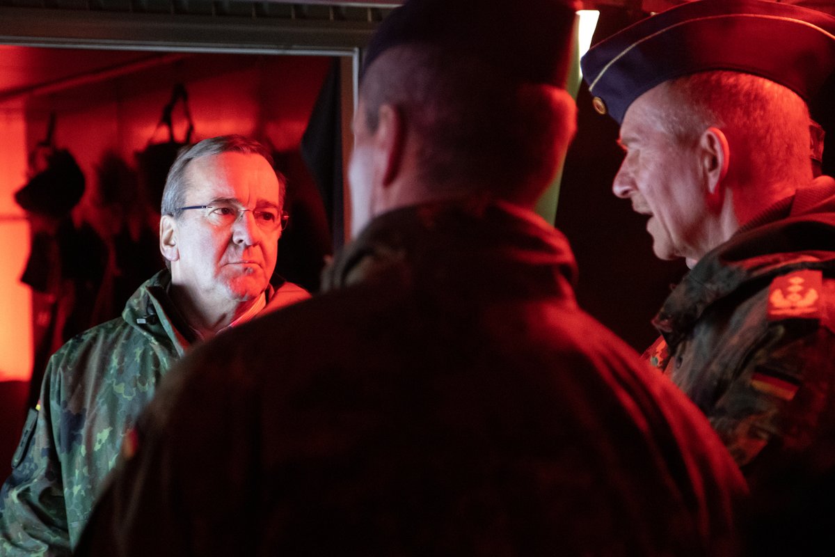 SKB_JSES's tweet photo. Per Gabelstapler und Lkw: 
#Logistik-Profis der #SKB zeigen Minister #Pistorius wie sie kämpfende Truppe mit #Nachschub versorgen – auch für die Nato Response Force.
#EffektiveUnterstützung 
#ErfolgreicheMissionen
#Verteidigen https://t.co/BSj2VUaZY9