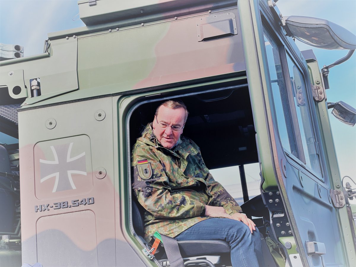 SKB_JSES's tweet photo. Per Gabelstapler und Lkw: 
#Logistik-Profis der #SKB zeigen Minister #Pistorius wie sie kämpfende Truppe mit #Nachschub versorgen – auch für die Nato Response Force.
#EffektiveUnterstützung 
#ErfolgreicheMissionen
#Verteidigen https://t.co/BSj2VUaZY9