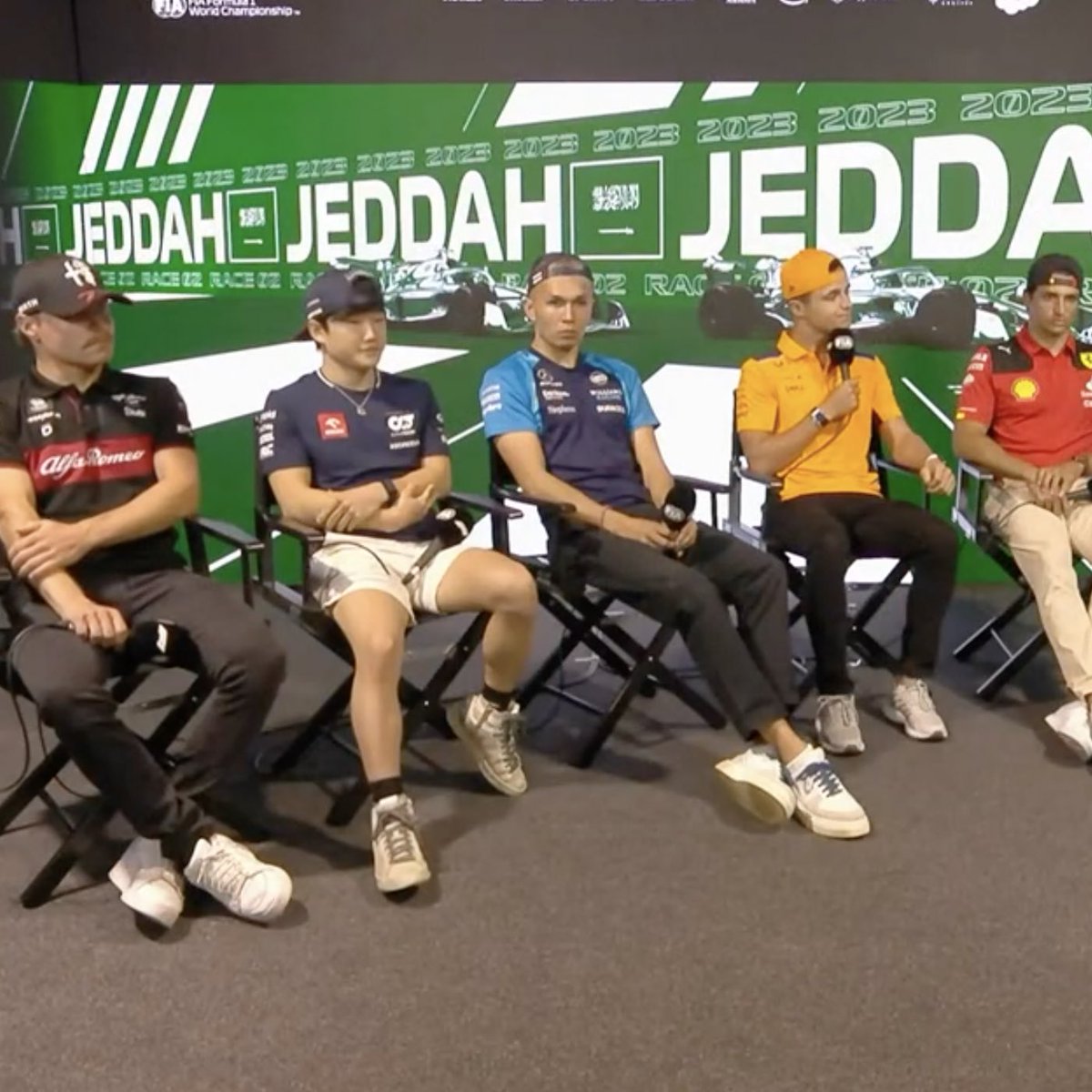 Tom Clarkson: “Valtteri, thank you for waiting… unlike everyone else, you’ve got your cap on the right way round”

Bottas: “I thought this was how caps were supposed to be worn” 😅

#SaudiArabianGP