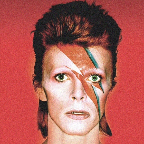 El rayo que convirtió a David Bowie en la Mona Lisa del pop.
El Colegio Oficial de Arquitectos de Madrid acoge hasta junio un paseo por las fotografías que le hizo Brian Duffy, un material que su autor intentó quemar en un momento de desesperación
+info: bit.ly/3yGaBHh