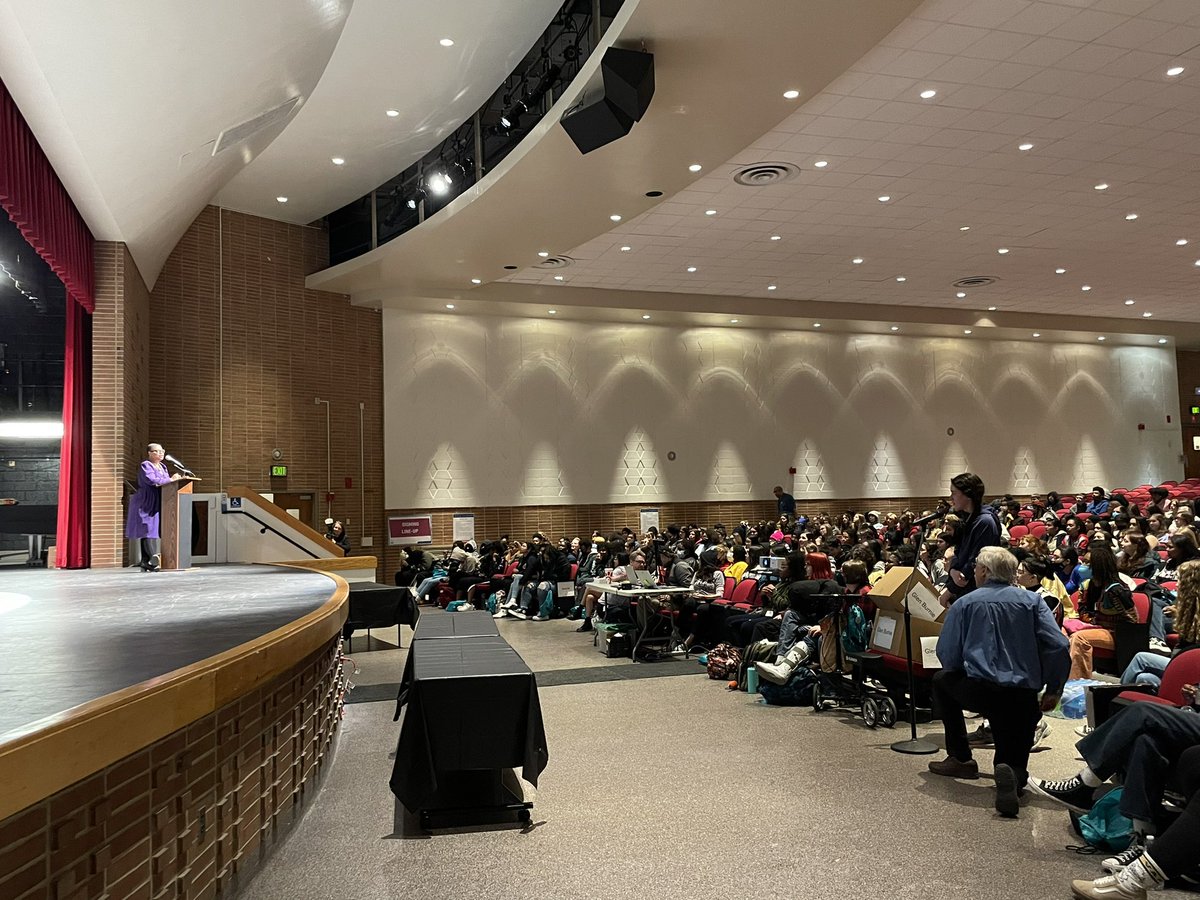 Rachel from <a href="/MeadeHSAACPS/">MeadeHSAACPS</a> asking a great question! #aacpslitcon <a href="/principal_durr/">Dr. Ryan Durr</a>