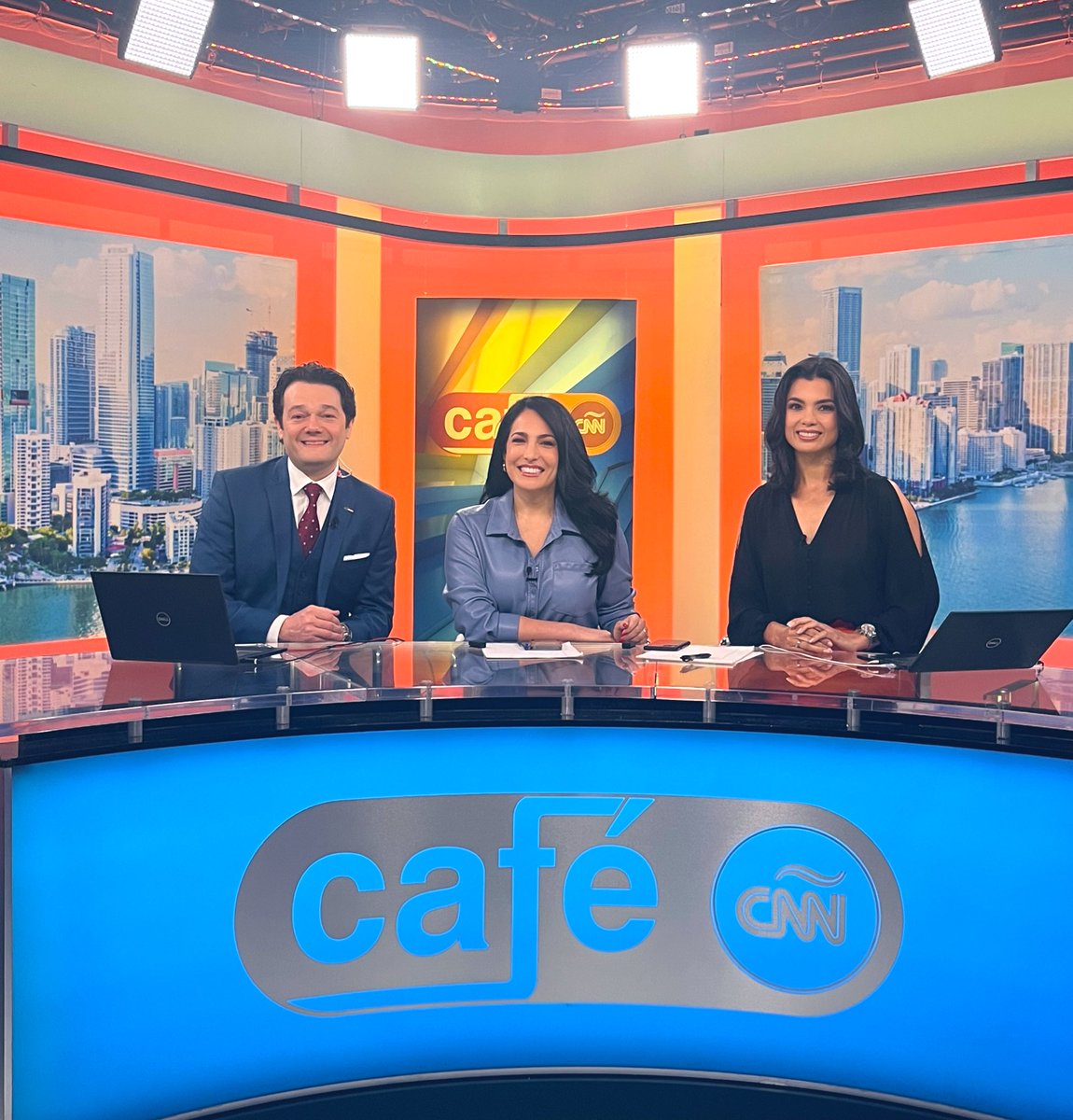 ArturoChaconC's tweet photo. Muchísimas gracias @JMontoyaCNN y @alejandraoraa por esta preciosa entrevista en #CafeCNN @cafecnn @CNNEE nos vemos en #Tosca @FGOpera @ArshtCenter @browardcenter 🎶😊 https://t.co/imE9pLRPNa