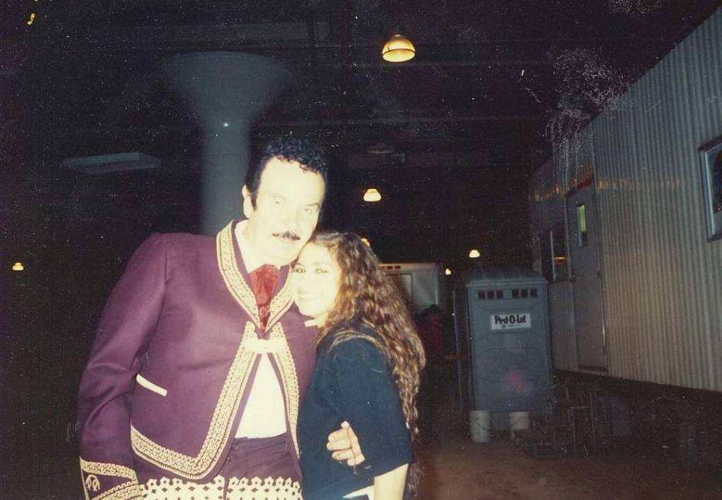 icampuzano's tweet photo. #TBT  El tiempo pasa y no te puedo olvidar... te traigo en el pensamiento...😁😁😁 bonito jueves para todos LQM😘 #IrmaCampuzanoTV #FamiliaAguilar #PepeAguilar https://t.co/0AXhPR00kO