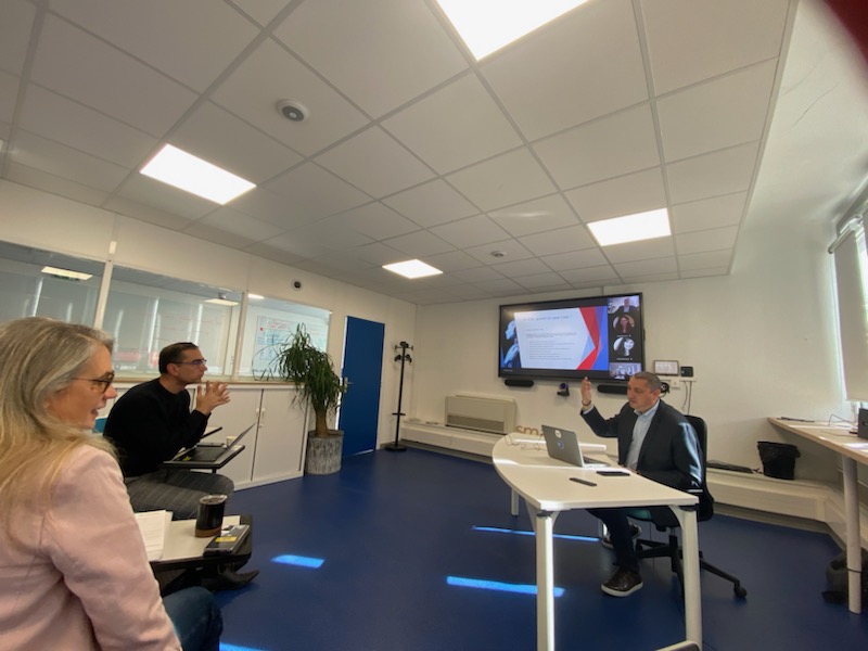 Maison_IA's tweet photo. 👉avec #SmartCorner @AlpesMaritimes pour accompagner les agents départementaux dans leur apprentissage du numérique. https://t.co/wBNGwRO0y3