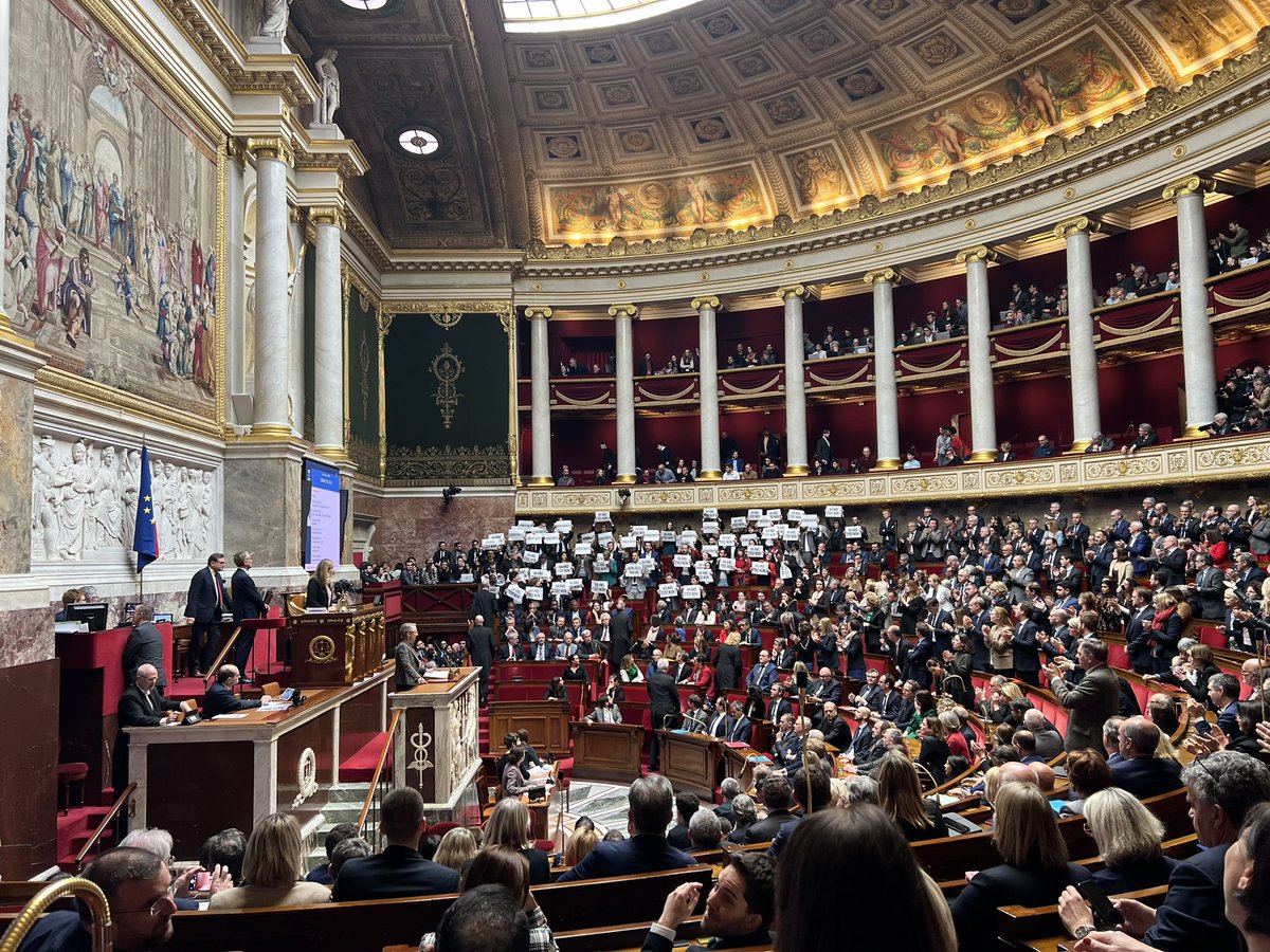 #AssembleeNationale: le gouvernement arrive avec 10 minutes de retard pour balancer à la figure de la représentation nationale un 49-3 potentiellement atomique. À l’irresponsabilité s’ajoute le mépris. L’atmosphère empeste la fin de règne. #ReformesDesRetraites