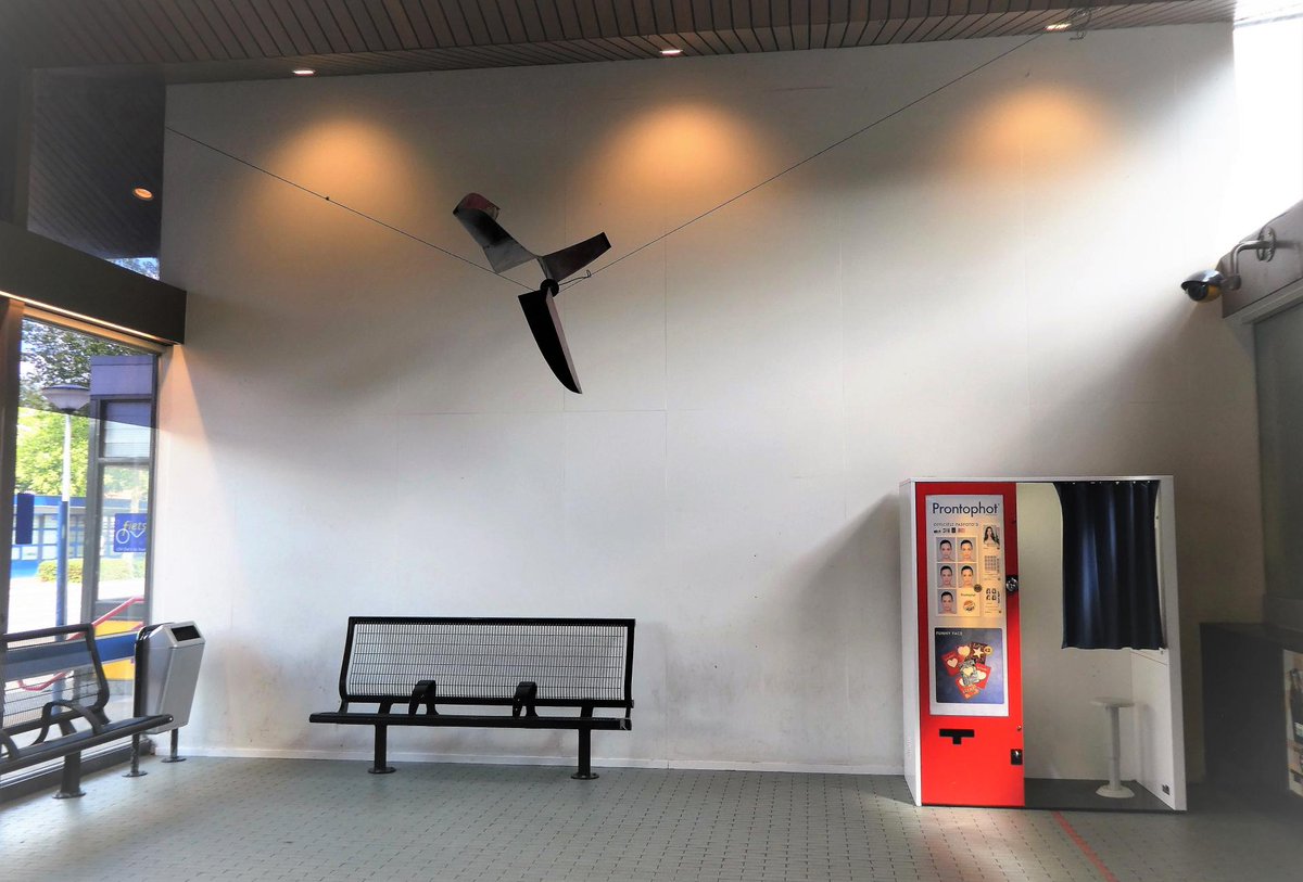 Kunst op donderdag - Rider van Gam Klutier is in station Emmen te vinden. Het balanceert op een dun wieltje, rustend op staaldraad. Rider moest spanning teweegbrengen bij bezoekers van de ruimte. #spoorbeeldig #kunstopstations #kunstindeopenbareruimte spoorbeeld.nl/databank/rider