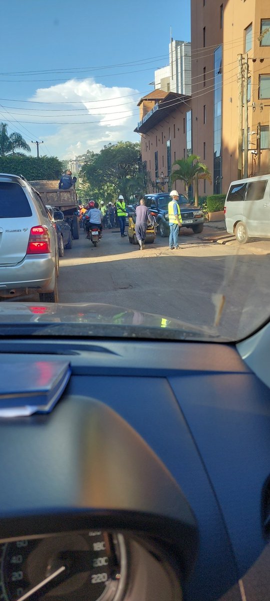 Why would our dear @KCCAUG find it appropriate to patch up potholes during rush hours @kasyate. Such repairs should surely be reserved for the night or the less busy hours. @KampalaTraffic