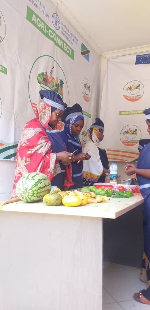 FAOTanzania's tweet photo. Community kitchens can have positive impacts on social support networks, education, and personal health practices. Young mothers in Unguja are imparted with the skills to prepare healthy and affordable meals through the #AGRICONNECT🇪🇺🇹🇿 program https://t.co/qFgKJkS3W8