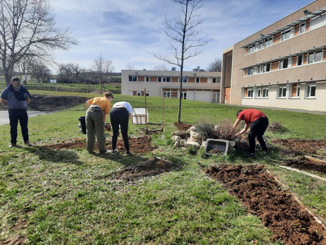 LPEiffel's tweet photo. Les élèves de la 3ème PM en pleine activité pour la préparation des plantations de leur jardin pédagogique et travail autour du compost avec Mme Courtadon du SITCOM #E3D https://t.co/RGTPuyAEzk