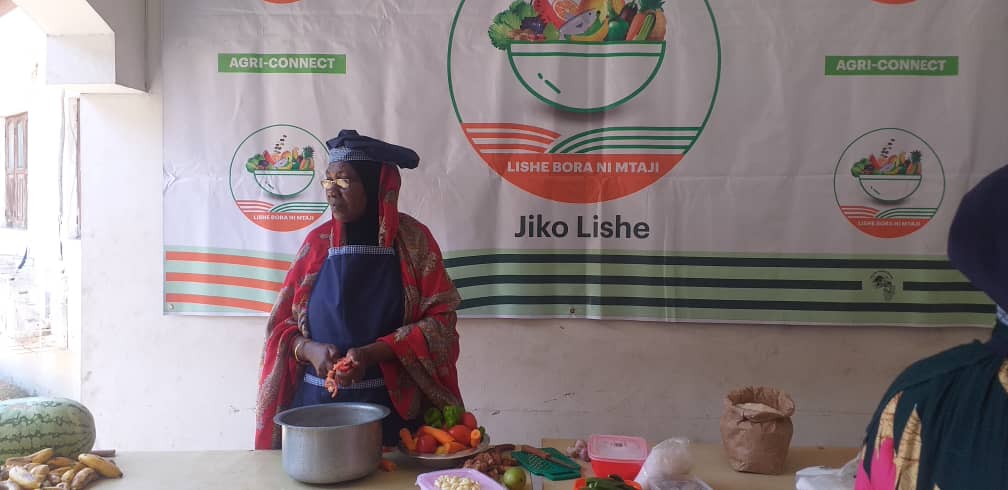 FAOTanzania's tweet photo. Community kitchens can have positive impacts on social support networks, education, and personal health practices. Young mothers in Unguja are imparted with the skills to prepare healthy and affordable meals through the #AGRICONNECT🇪🇺🇹🇿 program https://t.co/qFgKJkS3W8