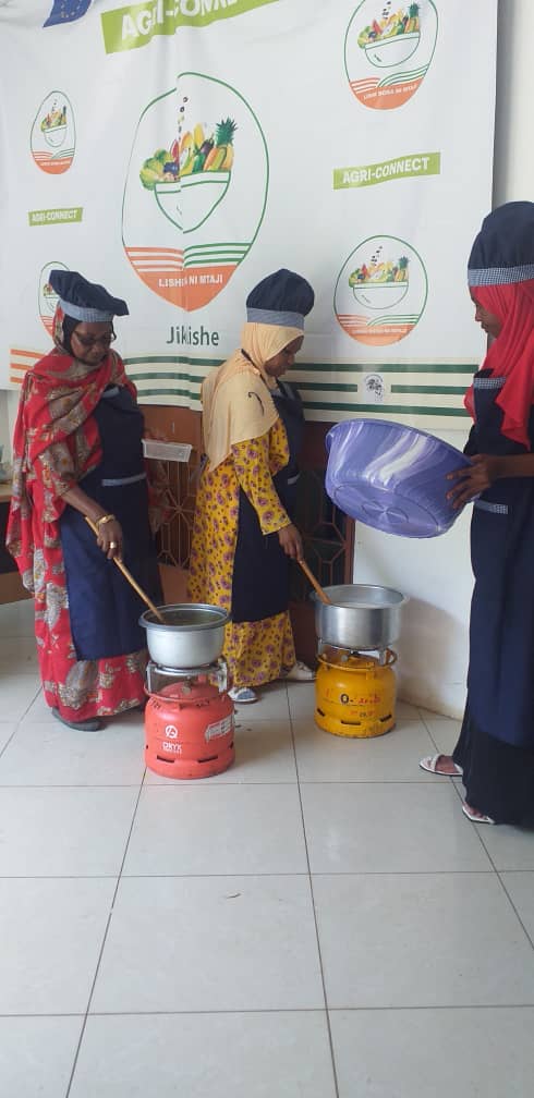 FAOTanzania's tweet photo. Community kitchens can have positive impacts on social support networks, education, and personal health practices. Young mothers in Unguja are imparted with the skills to prepare healthy and affordable meals through the #AGRICONNECT🇪🇺🇹🇿 program https://t.co/qFgKJkS3W8
