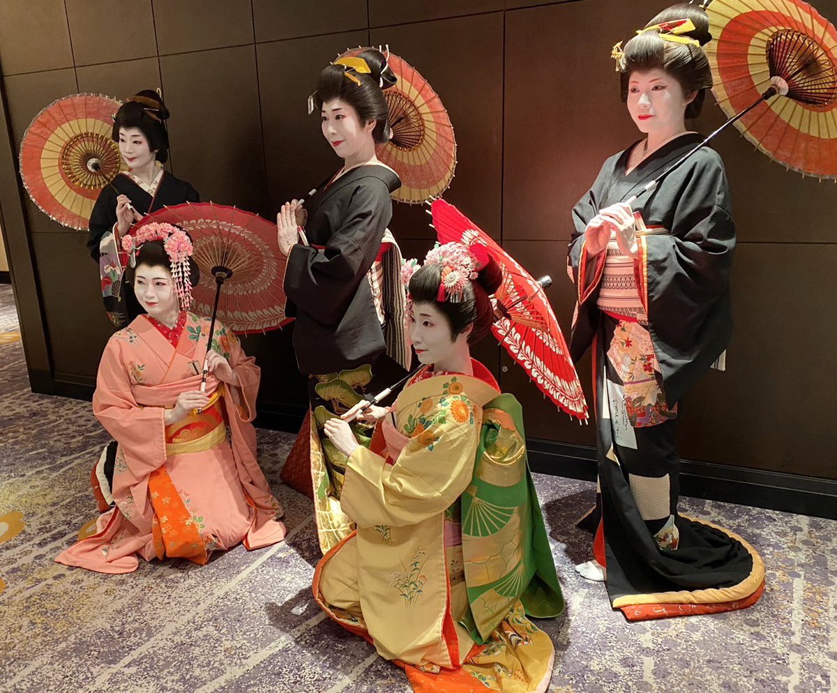 mionoya4's tweet photo. 本日は5名編成
日本舞踊ショー派遣させて頂きました。　��日本舞踊出張派遣#日本舞踊ショー＃芸者パフォーマンス#舞妓ショー#美尾屋#mionoya#japanesedance#geisha#maiko#japaneseculture#
出演依頼
mionoya4@gmail.com
HP https://t.co/RvXfpvlplH https://t.co/Q4CldIXIFN