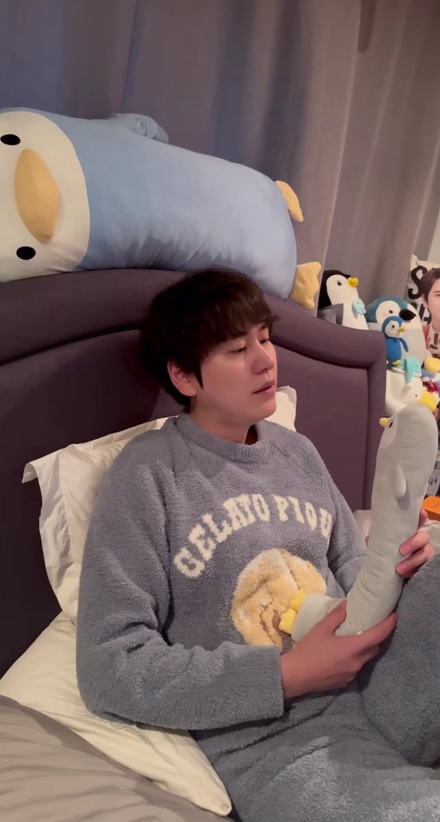 Conny407203's tweet photo. My gifts that I gave to him on his first fansign after discharged from military service. 😭😭😭😭😭😭

Thank you for taking care of your fans's gifts. You literally sang to your penguin. @GaemGyu

I'm not okay. My heart is shaking!!!! 😭😭😭😭😭 https://t.co/iZ70pyBd6S