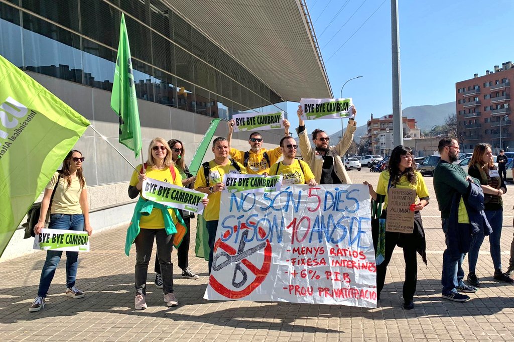 USTECSTEs's tweet photo. 🗣️ Rebem en @JosepGCambray a l’INS la Ferreria de Montcada i Reixac.

Han confiscat els cartells de #ByeByeCambray a l'alumnat amenaçant-los. 

La conselleria de les imposicions no suporta la llibertat d'expressió. #NoCallarem #CambrayDimissió https://t.co/YQADBqFspR