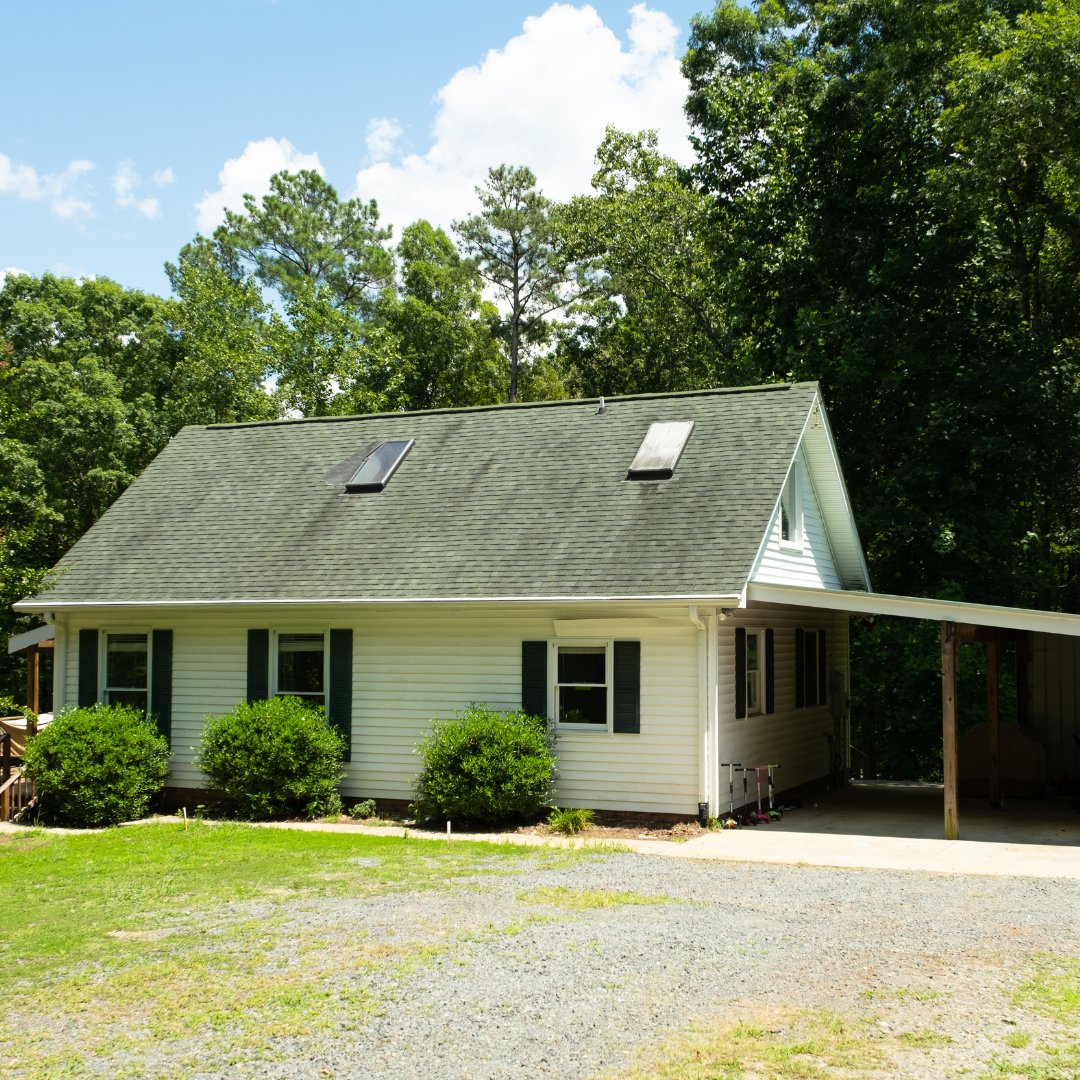 magnolianetwork's tweet photo. A couple raising triplets expands their lakeside house to double the square footage to fit their family, but they find that building a dream home comes with challenges and learning curves. Watch #FirstTimeFixer at 8/7c on #MagnoliaNetwork (or stream on @discoveryplus). https://t.co/4wnrznZ4D0