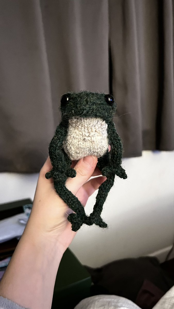 RedWhiteAndPoor's tweet photo. There’s just something about little knit frogs and their little knit sweaters https://t.co/VaZl8dVF39