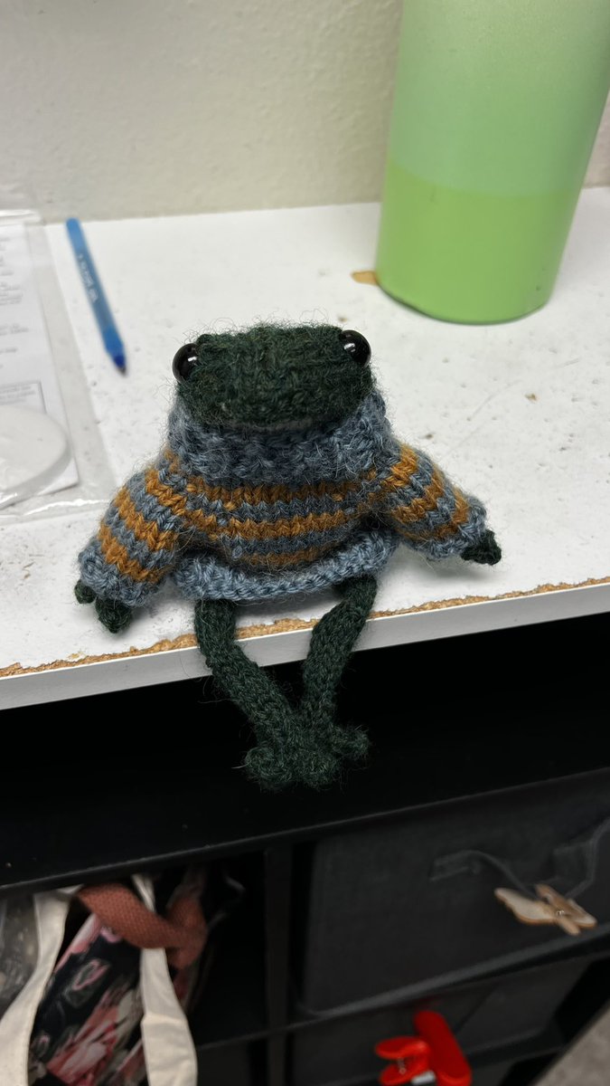 RedWhiteAndPoor's tweet photo. There’s just something about little knit frogs and their little knit sweaters https://t.co/VaZl8dVF39