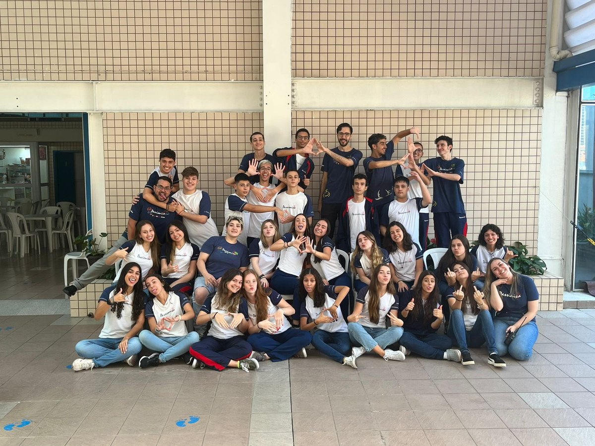 pettinelliii's tweet photo. dia da foto e simplesmente td mundo ignorou as 3 últimas aulas https://t.co/Mlpiq3Ckfn