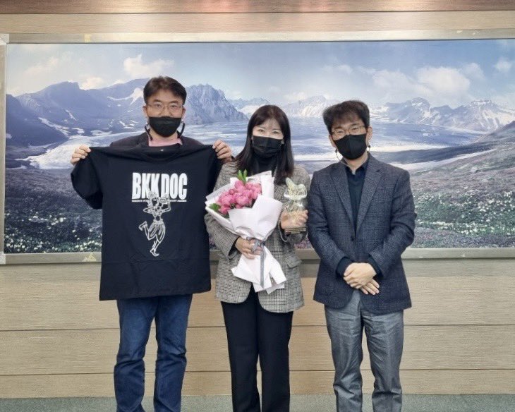 We are so glad to share these pics from Korea.
Congratulations to Seong Woo Choi, Because of You for winning an award at BKK DOC 2022.

Link: youtu.be/-v71LhAKHYE

#bangkokinternationaldocumentaryawards #bkkdoc #documentary #awards #korea #becauseofyou <a href="/AFBKK/">Alliance Française Bangkok</a> <a href="/FCCThai/">FCCThai</a>