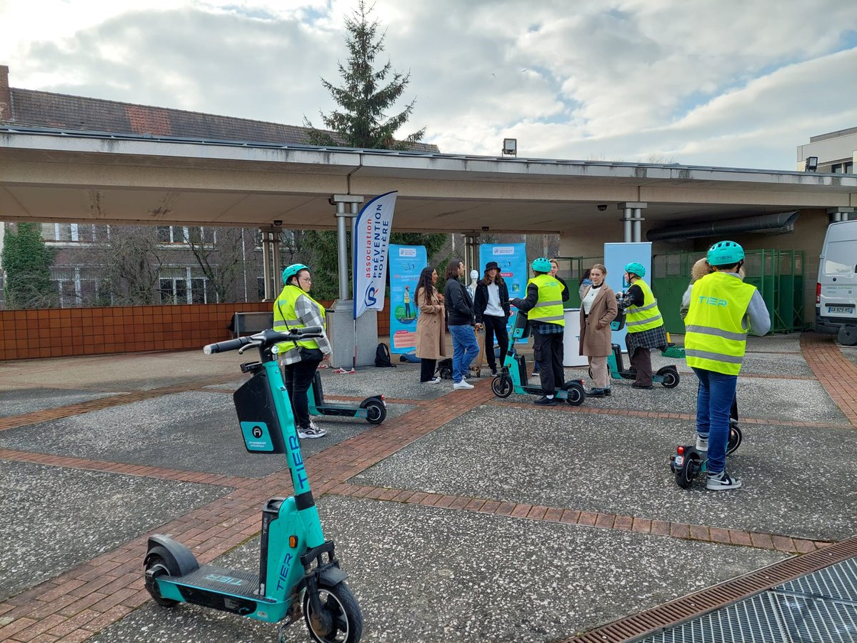 Preventionrout's tweet photo. 50 #étudiants de l'@ENSAITinfo &amp; L'#ESAAT ont été sensibilisés à l’usage des #EDPM à #Roubaix.

Merci à @Prev_Moderation  &amp; @tier_mobility  pour le soutient !

➡️https://t.co/trvhQkYkCC

#aPR #preventionroutiere #prevention #jeunes #trottinettes #mobilite https://t.co/igrtDtep44