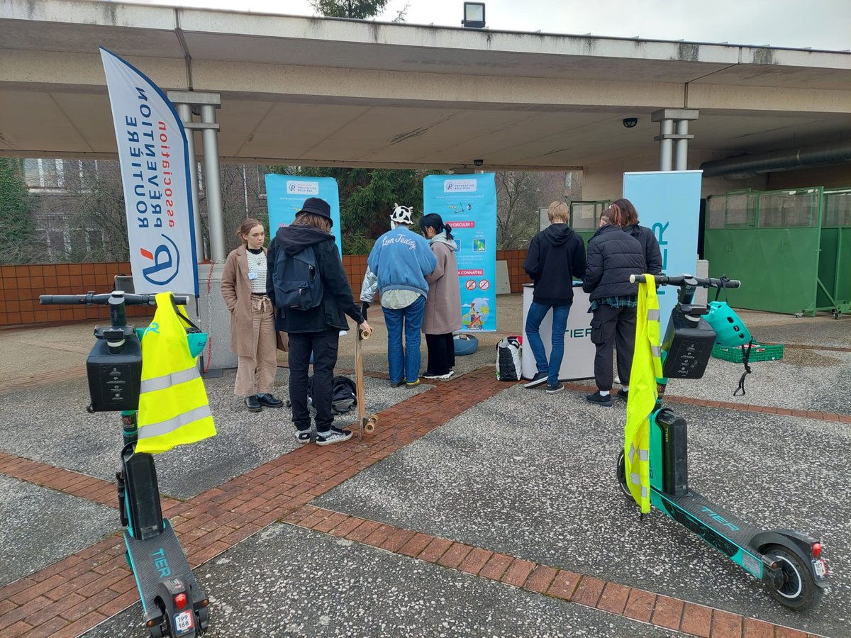 Preventionrout's tweet photo. 50 #étudiants de l'@ENSAITinfo &amp; L'#ESAAT ont été sensibilisés à l’usage des #EDPM à #Roubaix.

Merci à @Prev_Moderation  &amp; @tier_mobility  pour le soutient !

➡️https://t.co/trvhQkYkCC

#aPR #preventionroutiere #prevention #jeunes #trottinettes #mobilite https://t.co/igrtDtep44