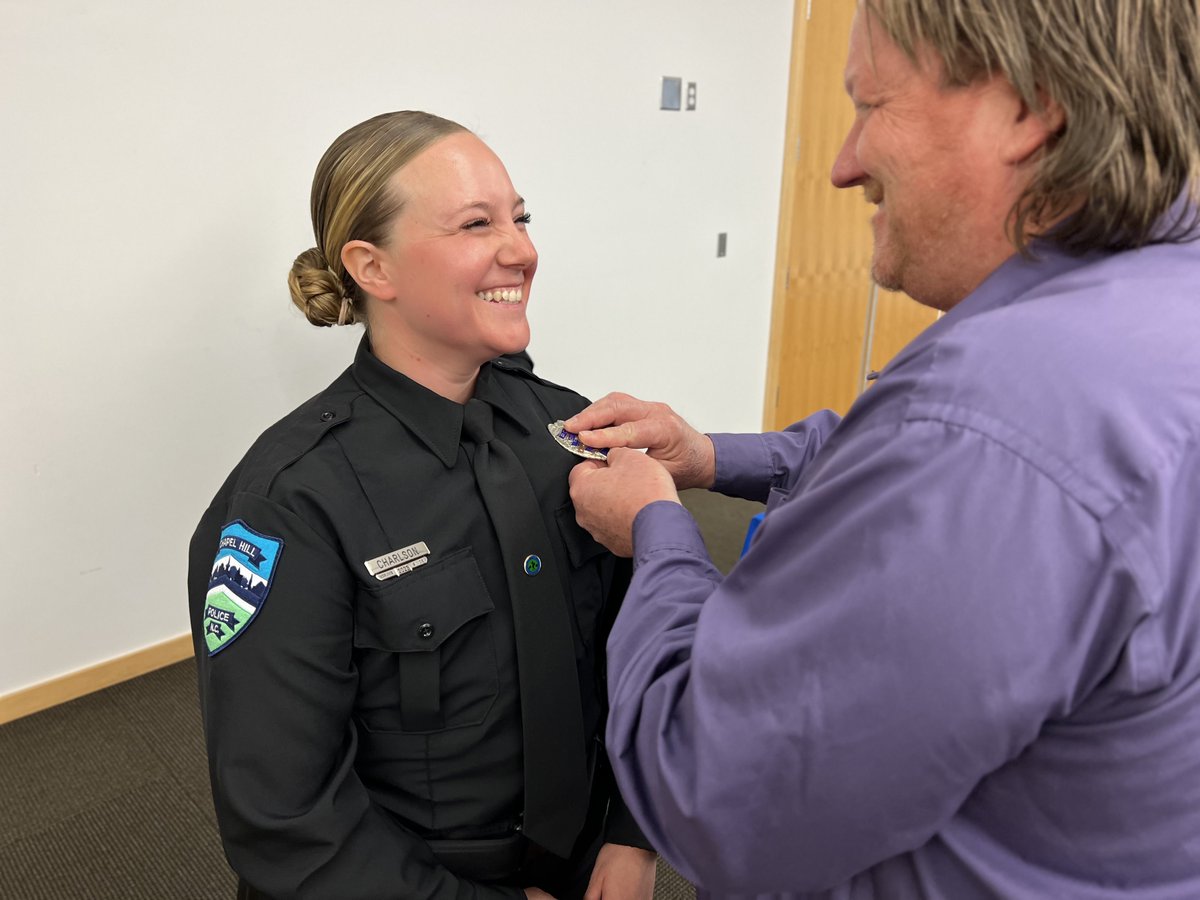 One week ago today, nine new #GuardiansOfTheHill took their oath. Will you be next? Our starting salary is $50,000 plus annual incentives.

LEARN MORE & 𝗔𝗣𝗣𝗟𝗬 𝗛𝗘𝗥𝗘: townofchapelhill.org/government/dep…

#Hiring #NCJobs #ChapelHillNC  #30x30initiative #30x30Pledge @30x30initiative