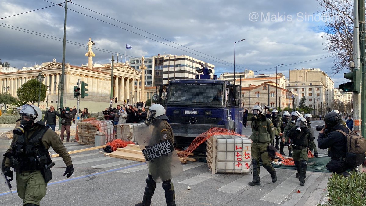 Προπύλαια τώρα και 2 προσαγωγές