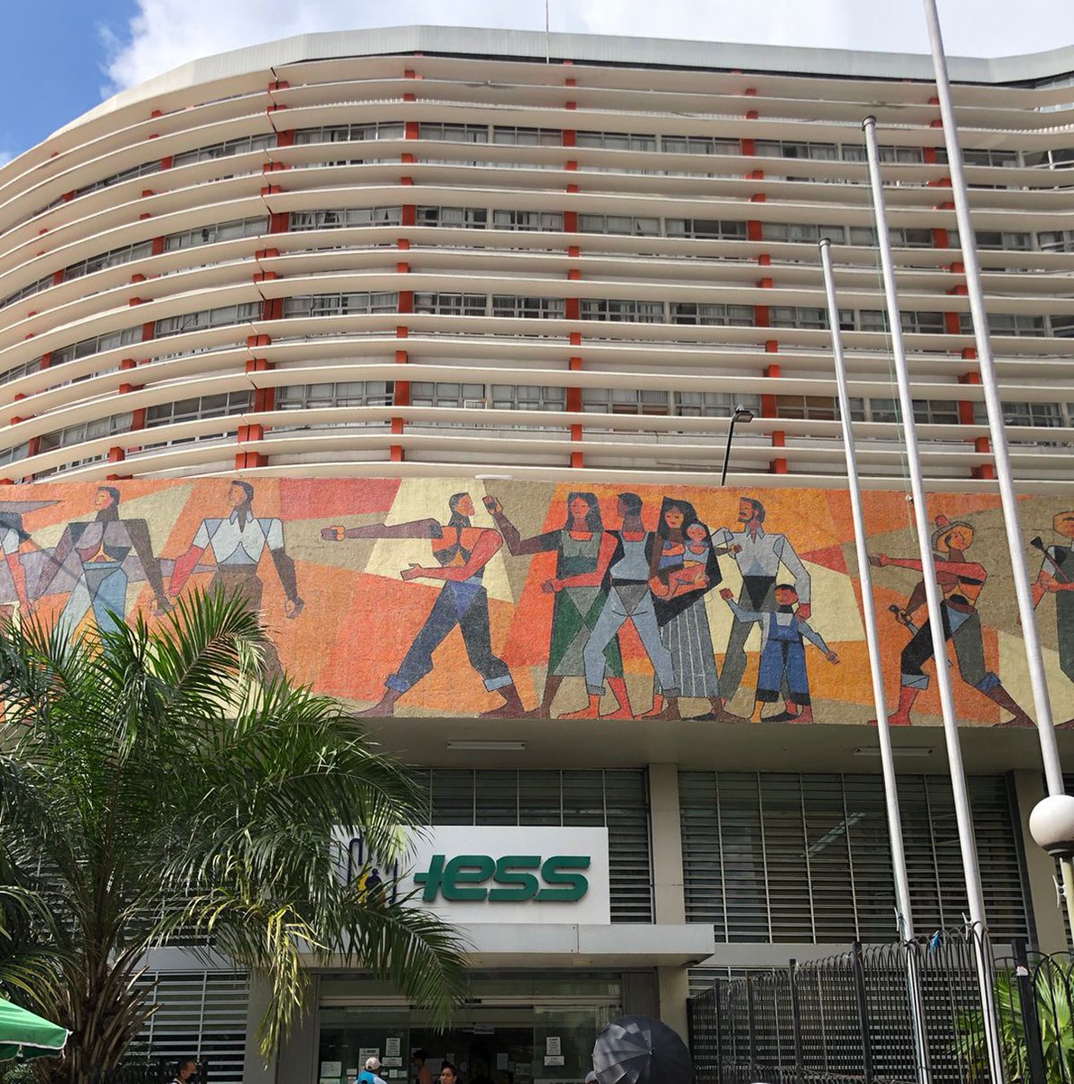 FiscaliaEcuador's tweet photo. #AHORA | #FiscalíaEc y @PoliciaEcuador ejecutan 5 allanamientos en #Guayaquil –incluidas las oficinas del #IESS–, en el marco de una investigación relacionada a la presunta obtención irregular de carnés de discapacidad, a cambio de beneficios económicos. #FiscalíaContraElDelito https://t.co/AvB2wr3Z3v
