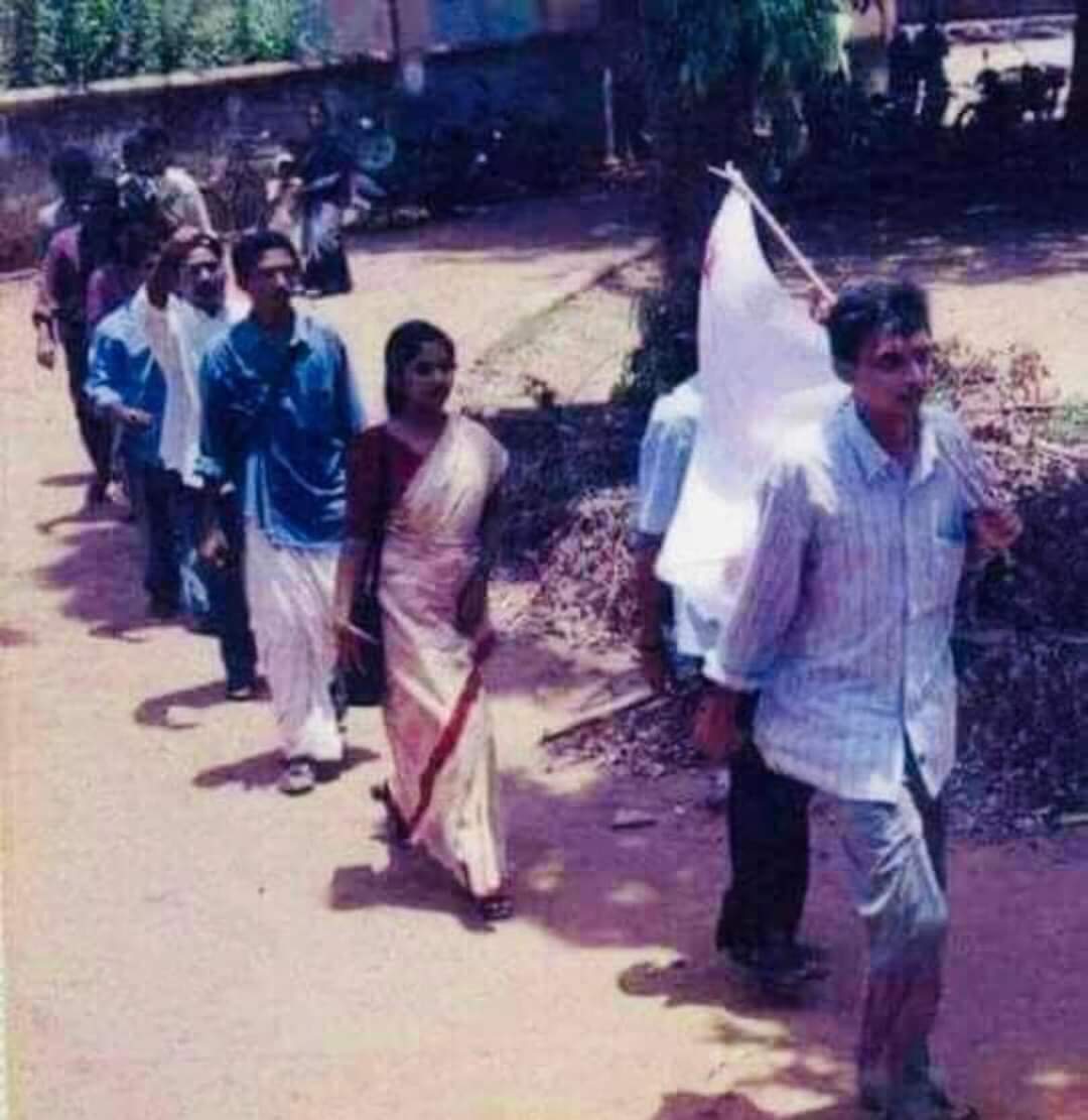 VKadavanad's tweet photo. @siniya_says താനൊക്ക ജനിക്കുന്നതിന് മുബ് റിയാസ് പാര്‍ട്ടി പ്രവര്‍ത്തകനും ബാലസംഘം എസ് എഫ് ഐ ഡി വൈ എഫ് ഐ എന്നീ സംഘടനകളുടെ നേതാവും ആയിരുന്നു https://t.co/Mlj1TPO5XD