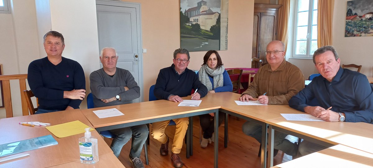 StephaneColomas's tweet photo. Signature aujourd'hui de la Convention de partenariat entre la Commune d'Echallat, l'association Alambic, Insert'R et Enedis  pour l’embellissement d'un poste de transformation.🙋‍♂️⚡️⚡️#Charente #RSE #Echallat #Enedis https://t.co/fWBXODuIzP