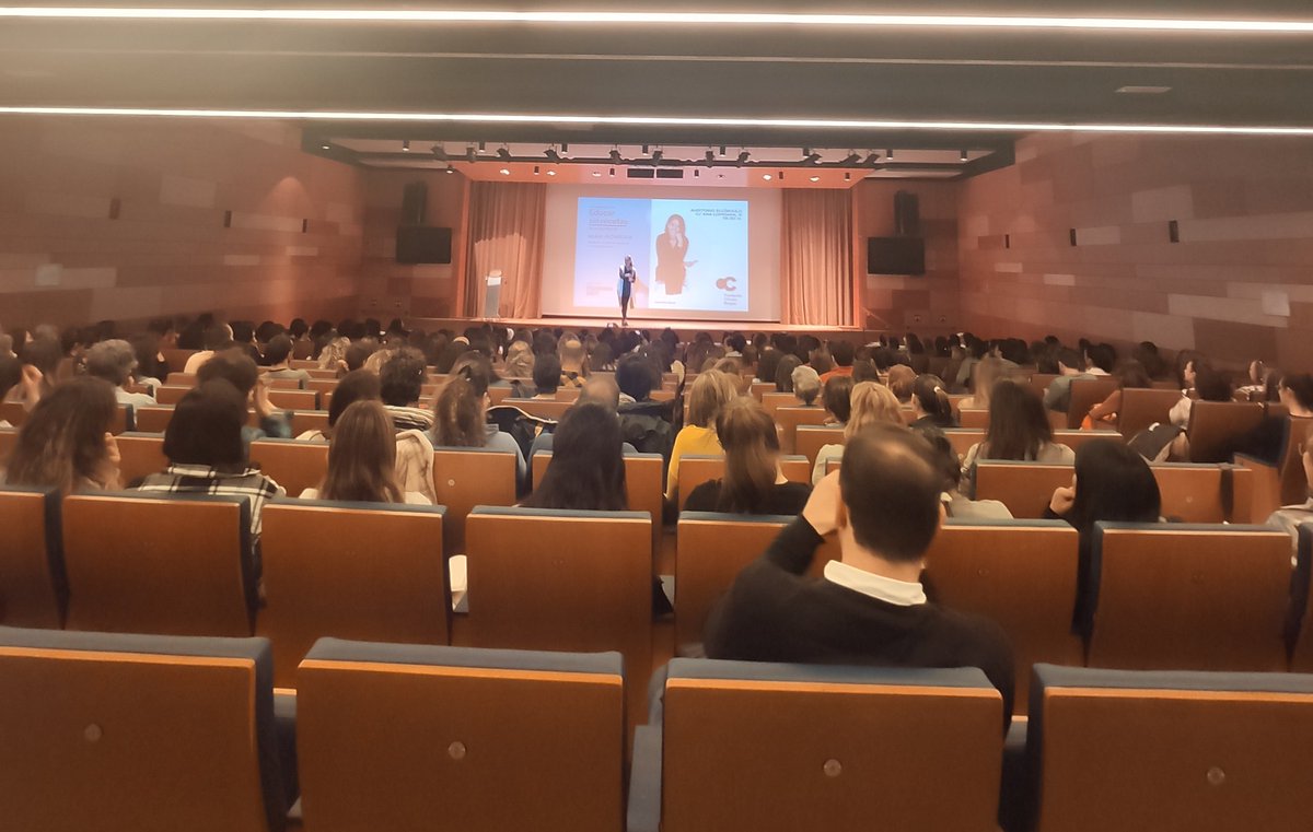 Gran recibimiento para Mar Romera en el primer #TeamingDay del año! 👏 Promete ser una charla muy interesante! 
<a href="/FCirculoBurgos/">Fundación Círculo</a> <a href="/Asire_educacion/">Asire Asociación</a> <a href="/ElDoceDigital/">El Doce</a>