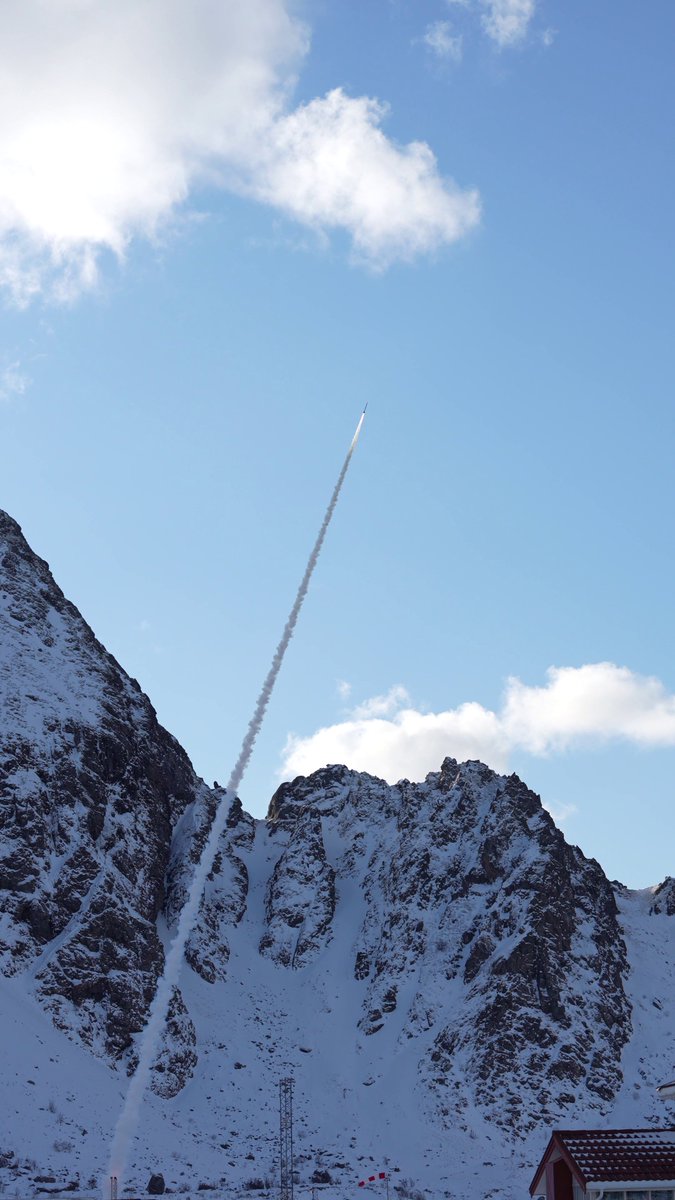 J3ffr3yG0r1ss3n's tweet photo. Today students in the #ESA #FlyaRocket programme launched a rocket 8 km into the atmosphere. Amazing to be part of this! https://t.co/4ND9Y1gXzg