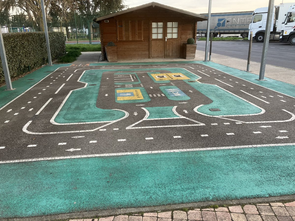 ExplorerRobocar's tweet image. Seen right now in a highway rest stop... 
It would be so great to test small autonomous robocars on this track !!
🤩😉