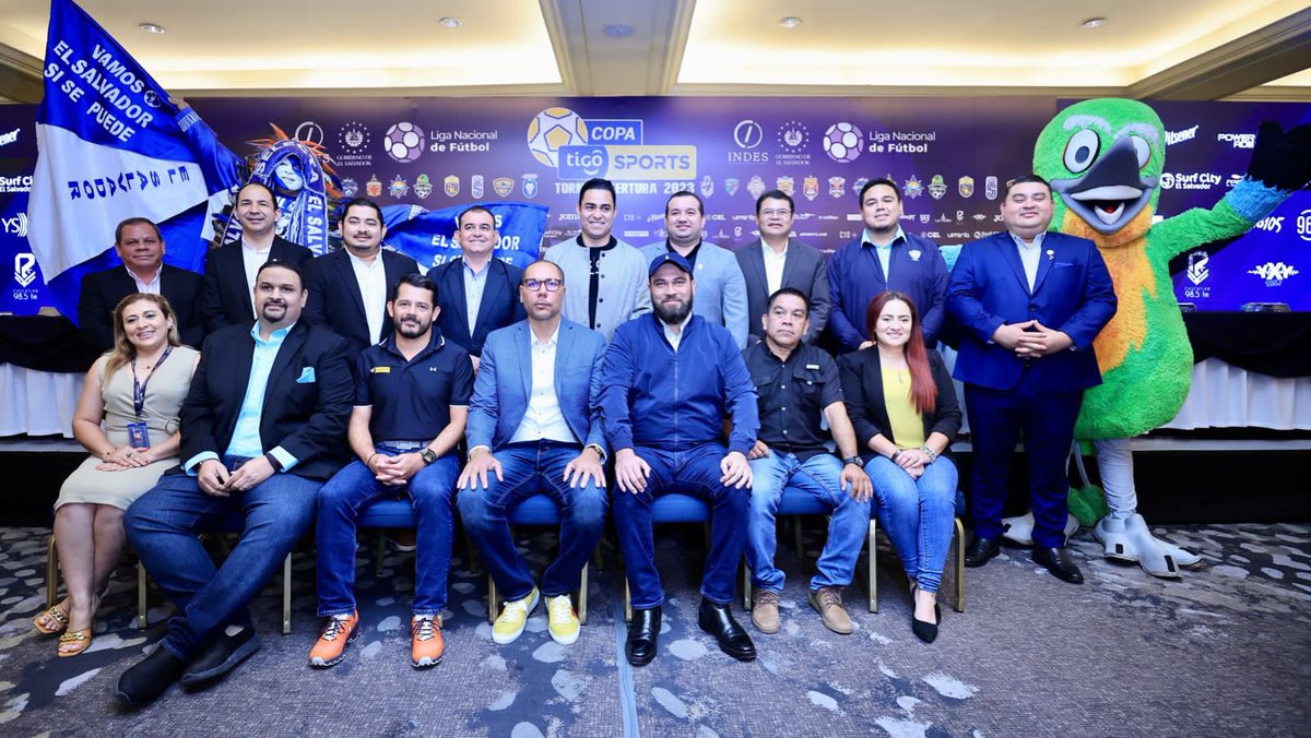 🇸🇻⚽️

Con la toma de la foto oficial del lanzamiento del Torneo Apertura 2023 Copa Tigo Sports de la Liga Nacional de Fútbol concluye la conferencia de prensa.

 ¡Los esperamos el sábado en el Óscar Quiteño!

#LigaNacionalDeFútbol