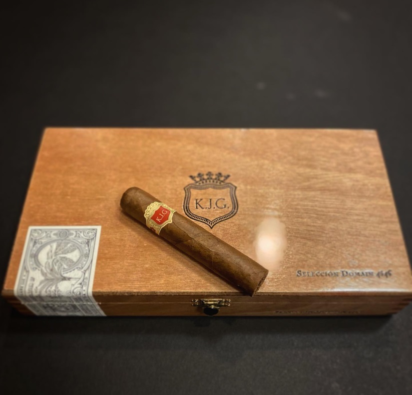 Looking for #cigars with a fine Dominican wrapper leaf? The new Seleccion Domain 4546 from Warped Cigars is here! Dominican & Nicaraguan filler blend with a rich Dominican Corojo wrapper leaf. ss1.us/a/bVg5cXuj