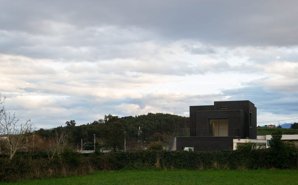 sukunfuku ift.tt/7v4lqyJ #architecturephotographs

“Neruca” house . Bezana sukunfuku studio . photos: © Jorge Allende “Neruca” is a grape variety from Cantabria which gives its name to the project, given its black anthracite envelope. The house is located on a narrow p…