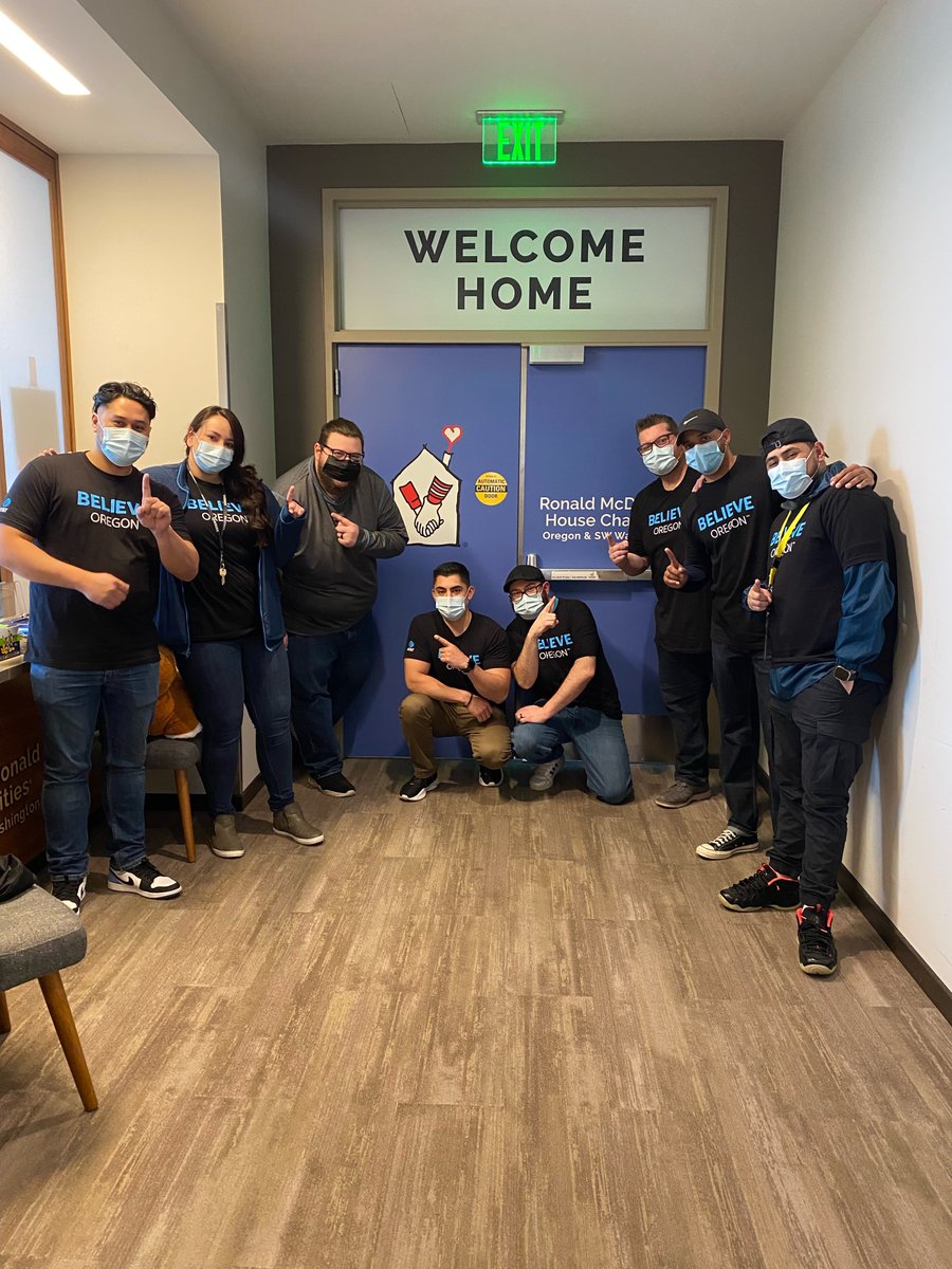 AmirJ_CA's tweet photo. Wonderful to see members of our #BelievesOregon team volunteering with @rmhcoregon to provide home-cooked meals for families with seriously ill or injured children. Thank you @ATT for your continued work in the Portland community. https://t.co/hhNKF1WuNu #ATTImpact https://t.co/Omm5eL94AS