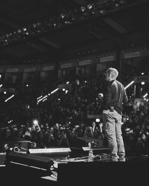 DermotKennedy's tweet photo. Tour continues to be glorious. Thank you to everybody who’s coming out to these shows and singing your hearts out ♥️ https://t.co/6VXWn53XDK