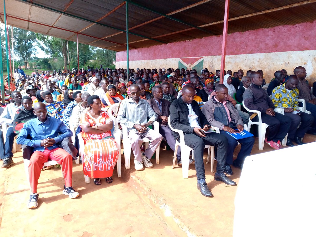 CommuneGASHIKA2's tweet photo. #Burundi kur uyu w16 3.2023,Buramatari @NgoziProvince arikumwe abajejwe Ubutungane,Umutekano hamw n inzego zo kwivuna abansi bagendeye abenegihugu bo muri @CommuneGASHIKA2 aho yagendeye amazone yose ukwo3 kugira yakire ibibazo bihanze abenegihugu
@MininterInfosBi 
@ntacemmanuel https://t.co/K0Syf14CBt