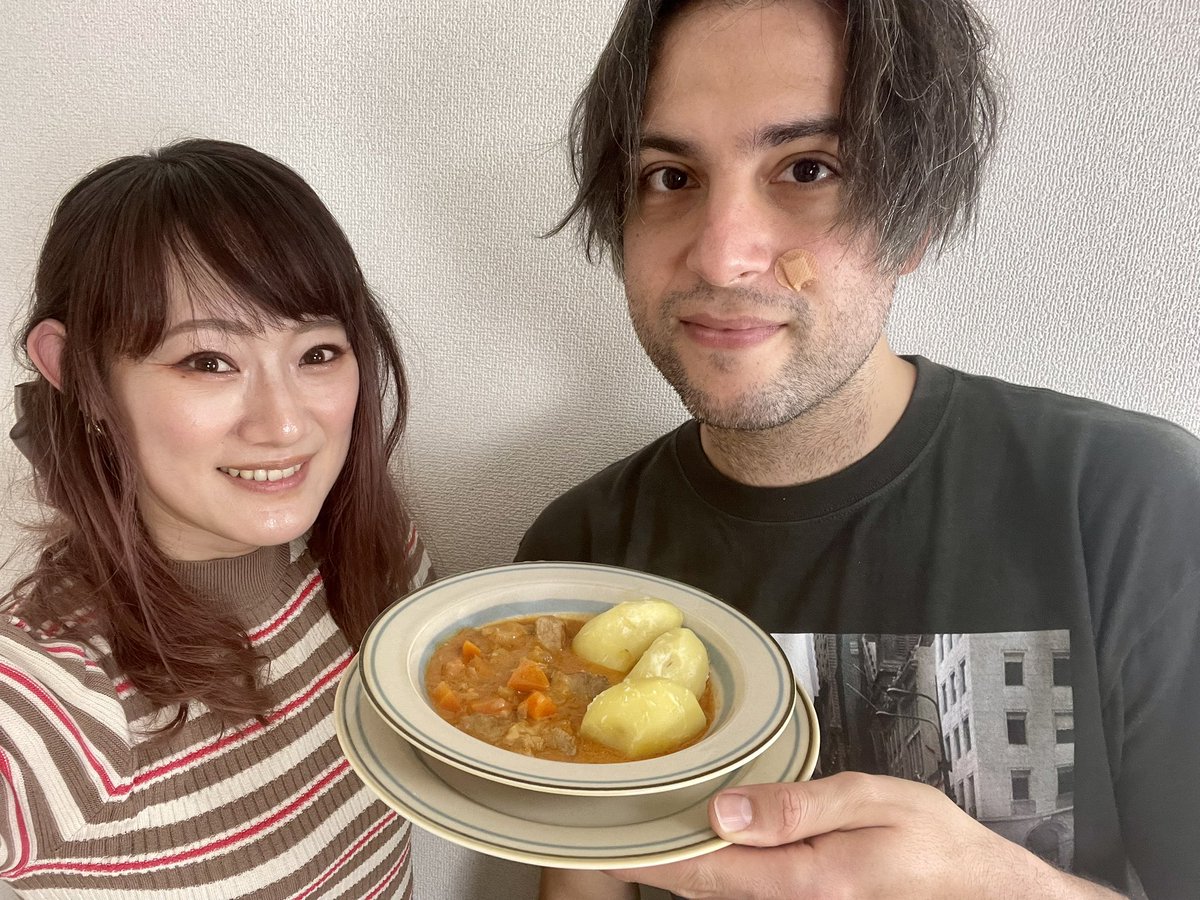 Os dejamos una foto de nosotros sujetando un estofado para que veáis que estamos bien. Grabando el vídeo hoy hemos terminado con la cabeza frita. Cuando lo veáis no os va a parecer gran cosa pero ha sido de los más pesados para grabar y editar. Interminable!🥵🤣